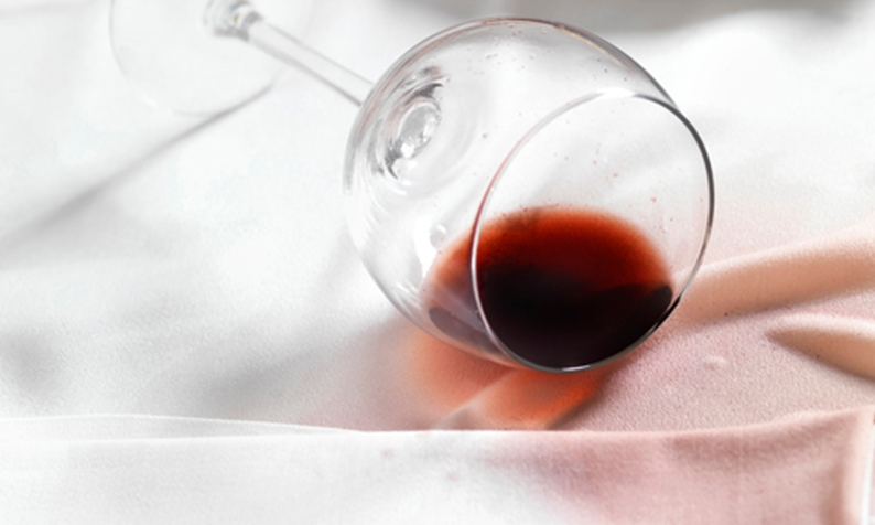 Como remover manchas de vinho dos tecidos